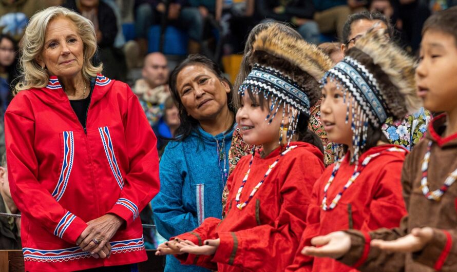 Le Dr Jill Biden arbore un design autochtone traditionnel d’Alaska pour sa dernière apparition